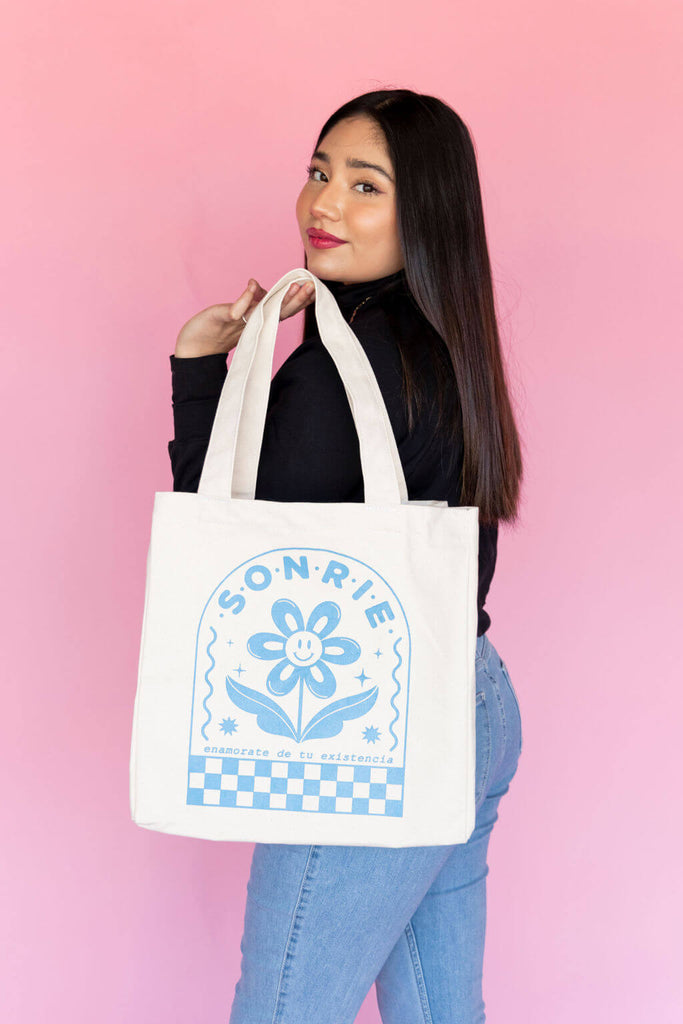 Model carrying tote with retro style print 