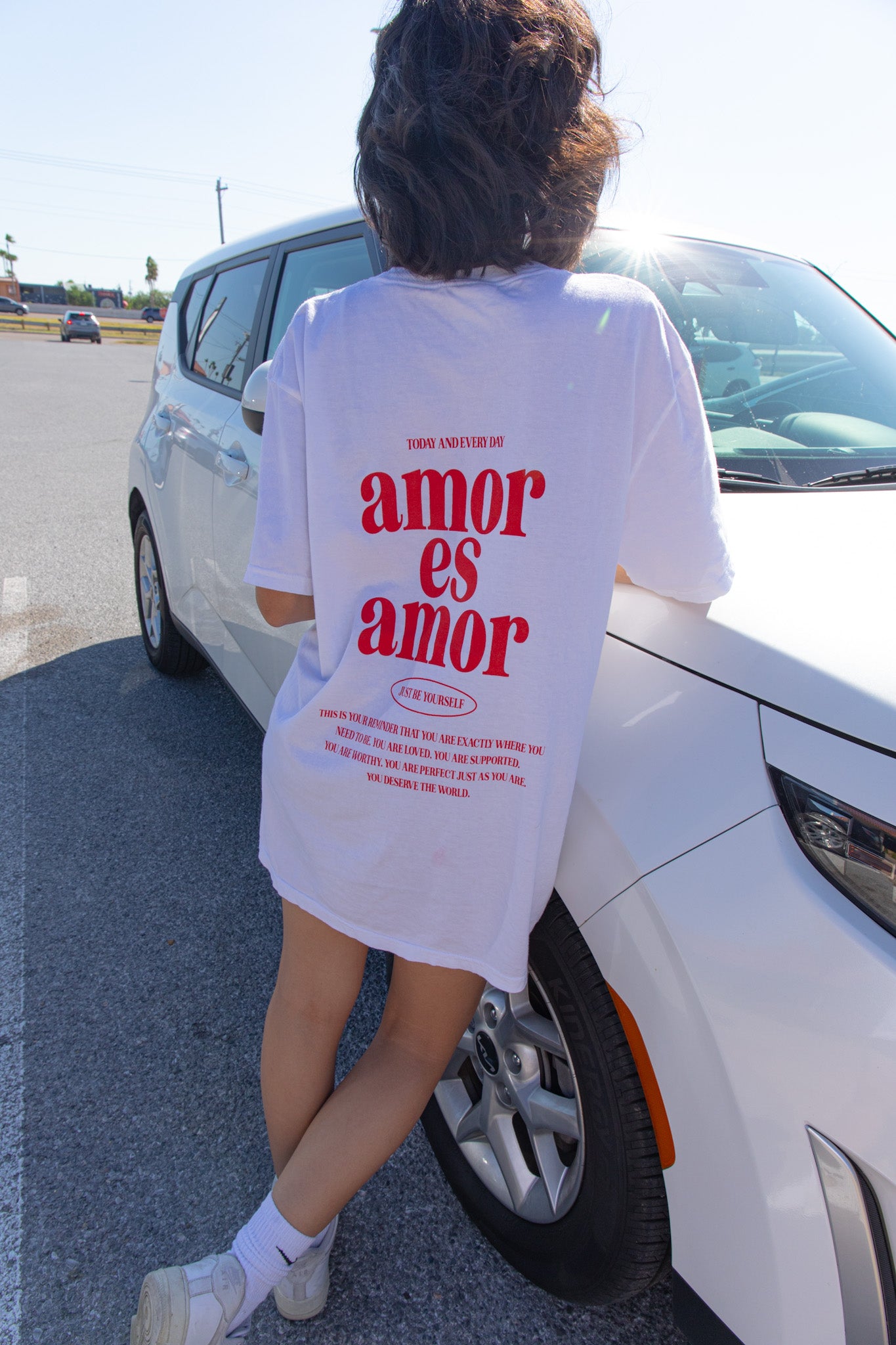 AMOR ES AMOR Tee