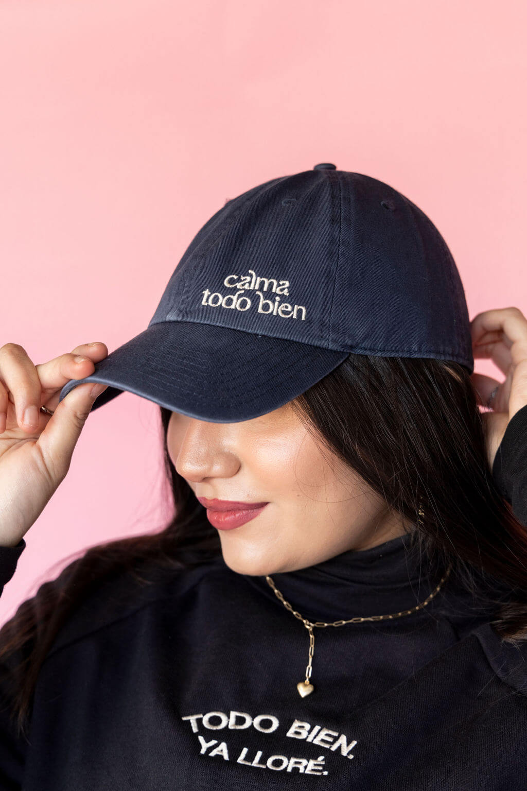 Navy cap with ivory embroidered "calma todo bien" phrase